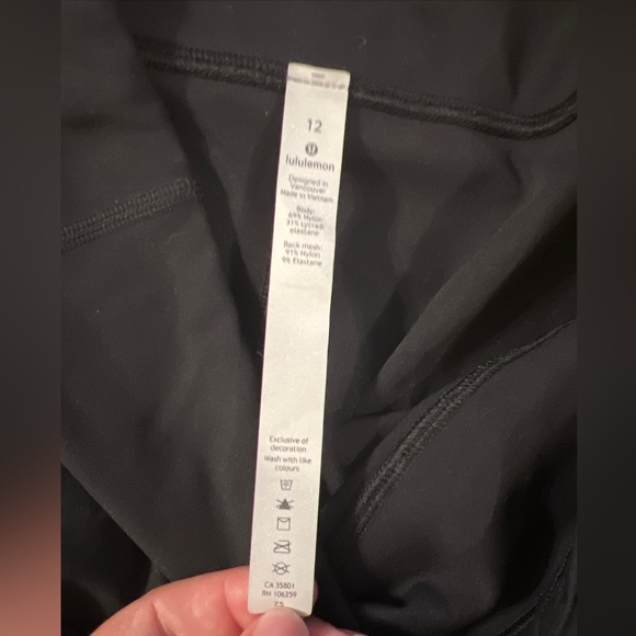 LuluLemon Black 7/8 Legging with Pockets - Picture 2 of 8